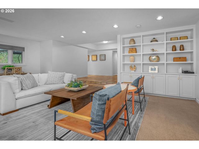 2878 Nw CUMBERLAND Rd, Portland, OR 97210