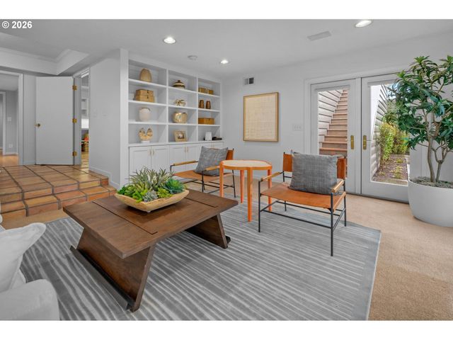 2878 Nw CUMBERLAND Rd, Portland, OR 97210