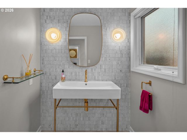 2878 Nw CUMBERLAND Rd, Portland, OR 97210