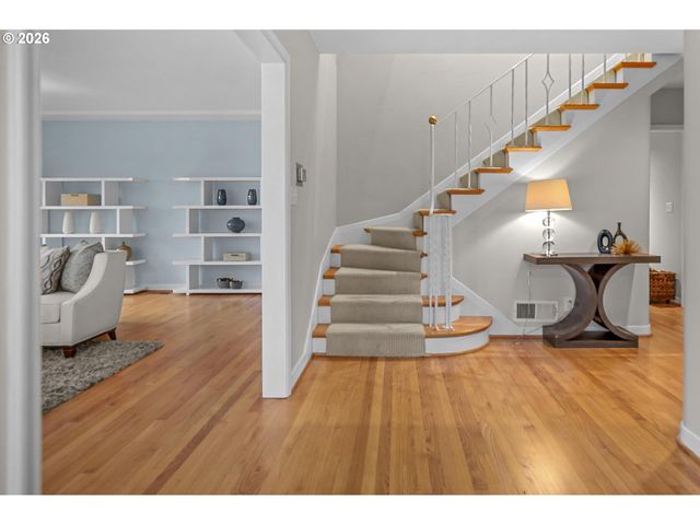 2878 Nw CUMBERLAND Rd, Portland, OR 97210