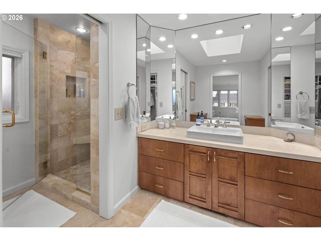 2878 Nw CUMBERLAND Rd, Portland, OR 97210