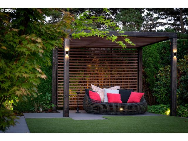 2878 Nw CUMBERLAND Rd, Portland, OR 97210