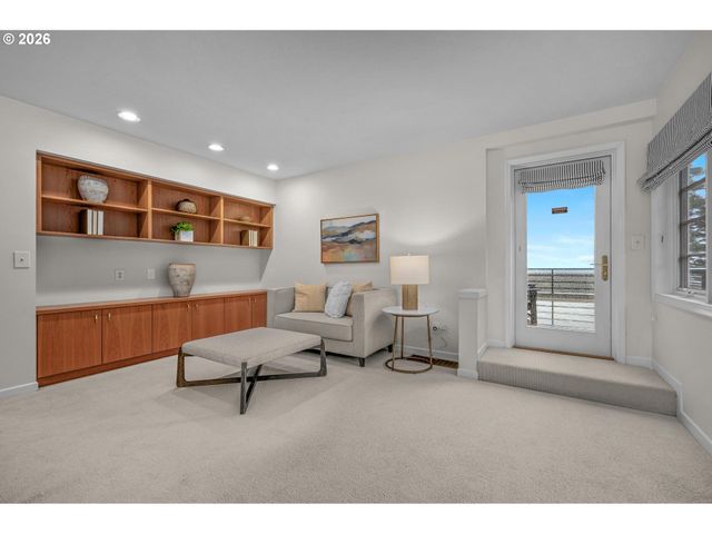 2878 Nw CUMBERLAND Rd, Portland, OR 97210