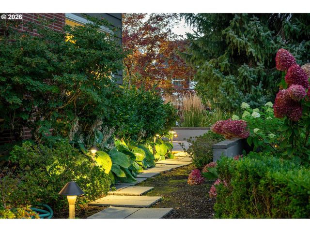 2878 Nw CUMBERLAND Rd, Portland, OR 97210