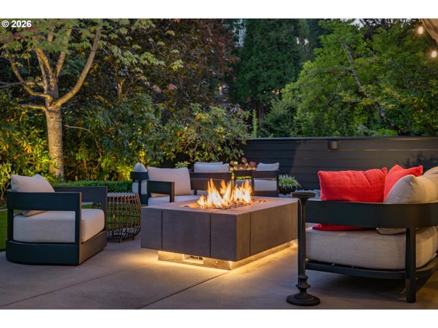 2878 Nw CUMBERLAND Rd, Portland, OR 97210