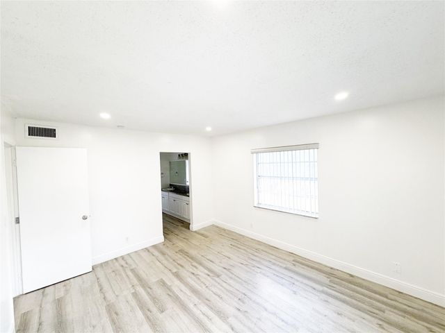 2710 Riverside Dr 201, Coral Springs, FL 33065