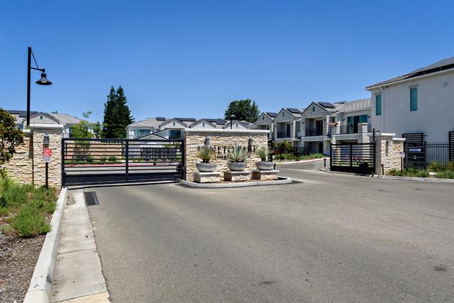 484 W Balsam Lane, Clovis, CA 93611