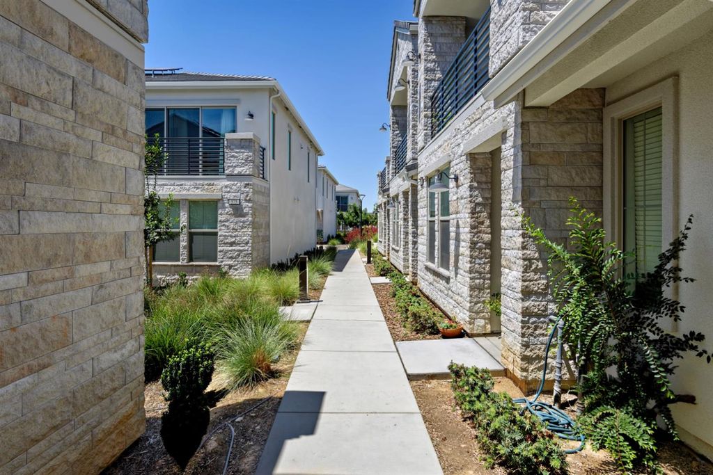 Image 1 of property listing at 484 W Balsam Lane, Clovis, CA 93611