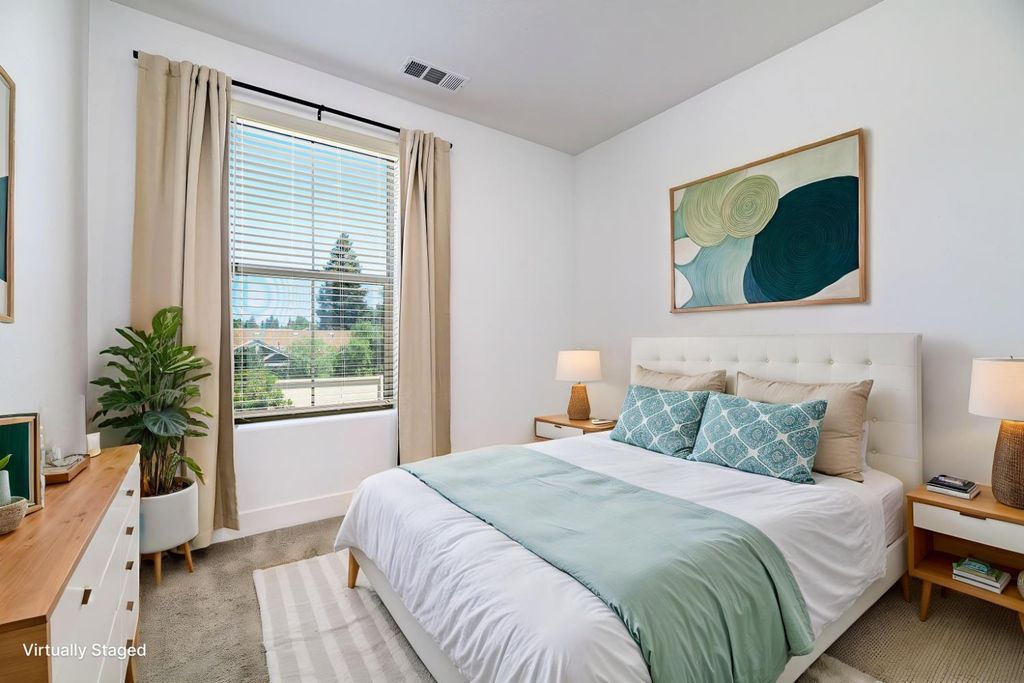 Image 10 of property listing at 484 W Balsam Lane, Clovis, CA 93611