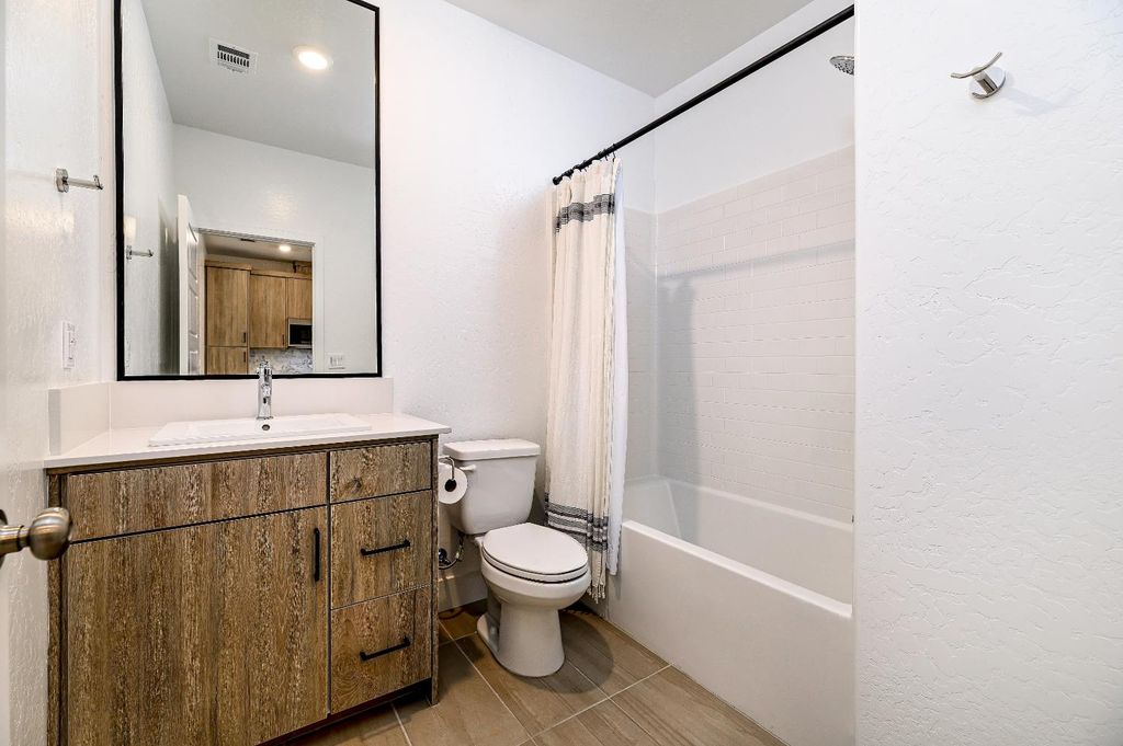 Image 11 of property listing at 484 W Balsam Lane, Clovis, CA 93611