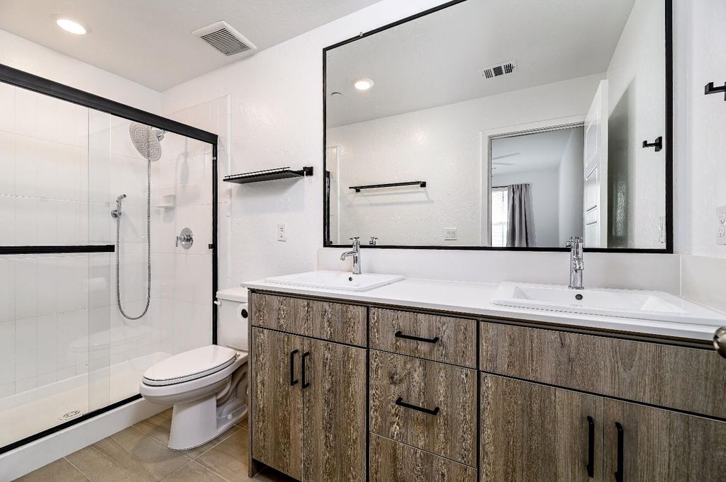 Image 13 of property listing at 484 W Balsam Lane, Clovis, CA 93611