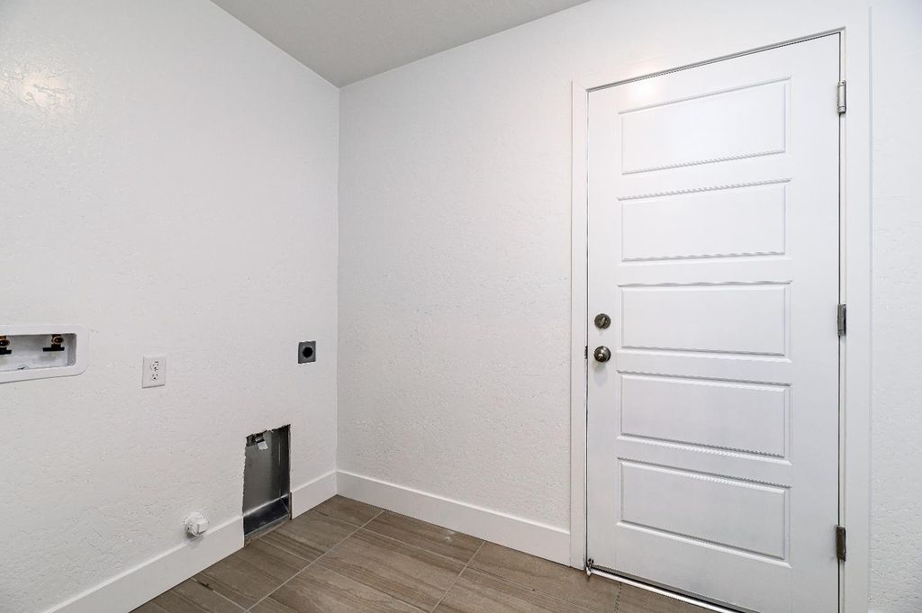 Image 14 of property listing at 484 W Balsam Lane, Clovis, CA 93611