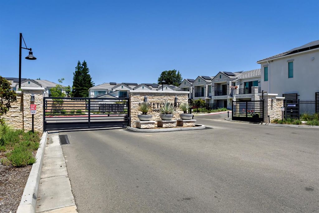 Image 15 of property listing at 484 W Balsam Lane, Clovis, CA 93611