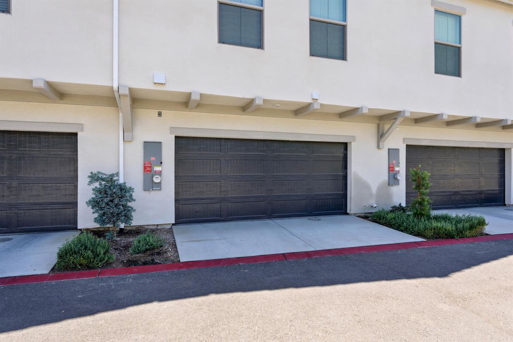 Image 16 of property listing at 484 W Balsam Lane, Clovis, CA 93611