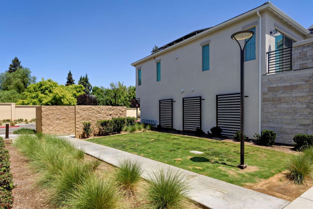 Image 17 of property listing at 484 W Balsam Lane, Clovis, CA 93611