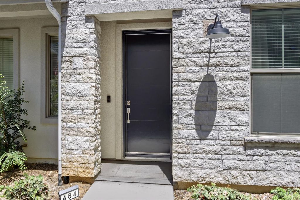 Image 2 of property listing at 484 W Balsam Lane, Clovis, CA 93611