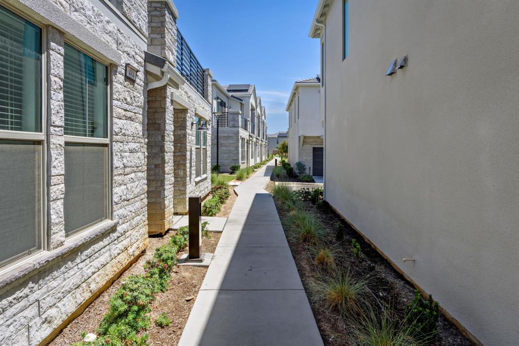 Image 3 of property listing at 484 W Balsam Lane, Clovis, CA 93611
