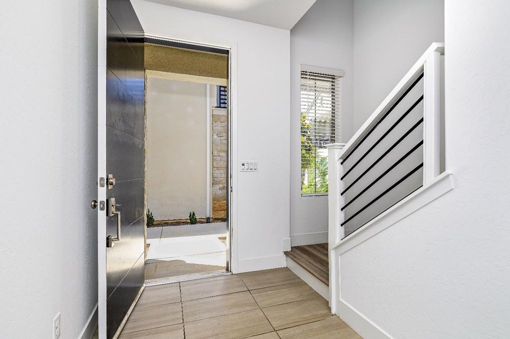 Image 4 of property listing at 484 W Balsam Lane, Clovis, CA 93611
