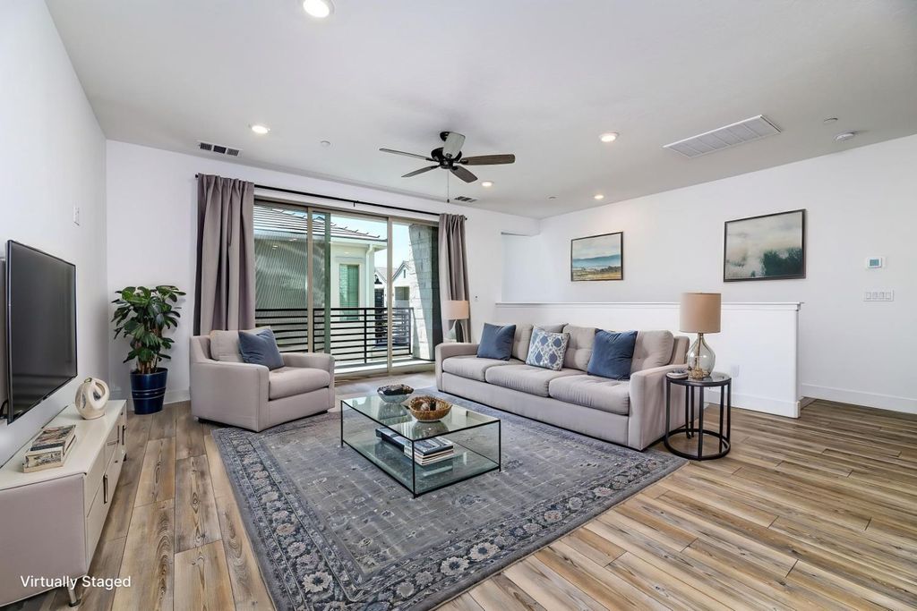 Image 5 of property listing at 484 W Balsam Lane, Clovis, CA 93611