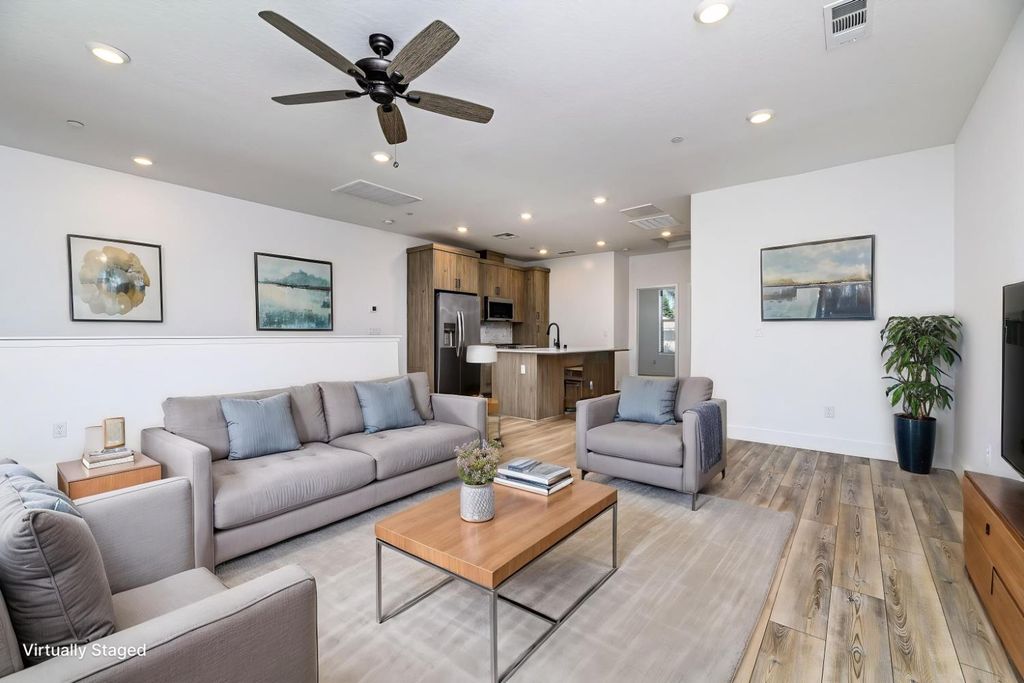 Image 6 of property listing at 484 W Balsam Lane, Clovis, CA 93611