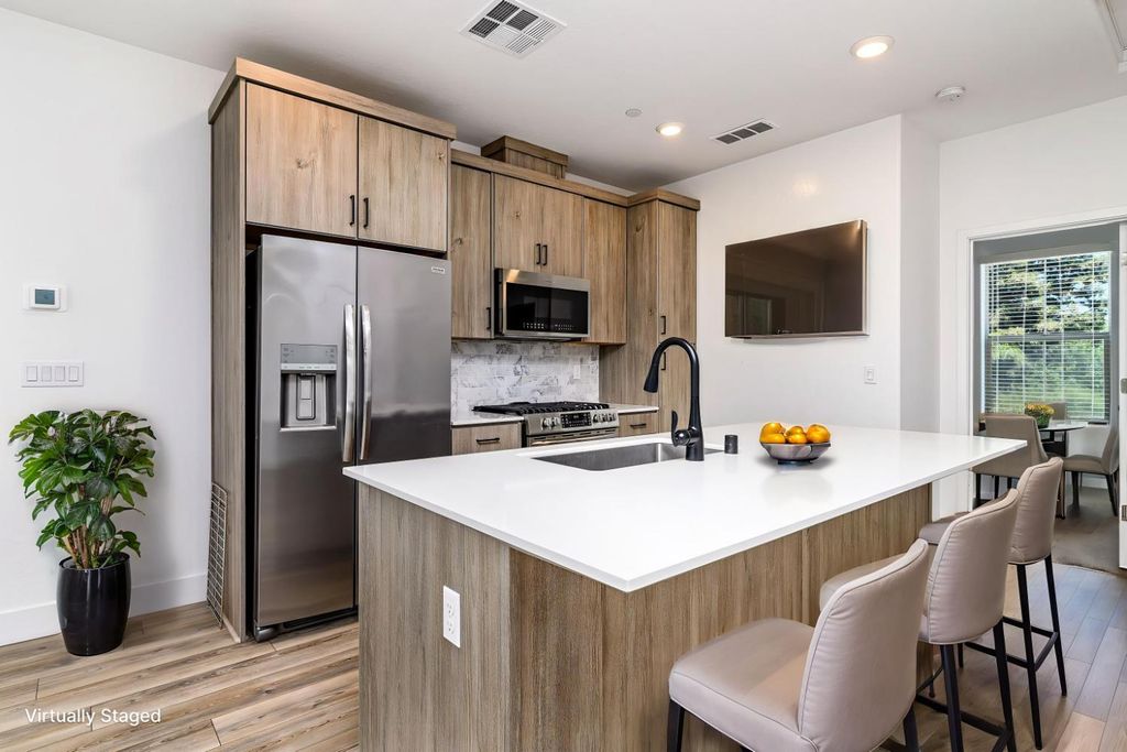 Image 8 of property listing at 484 W Balsam Lane, Clovis, CA 93611