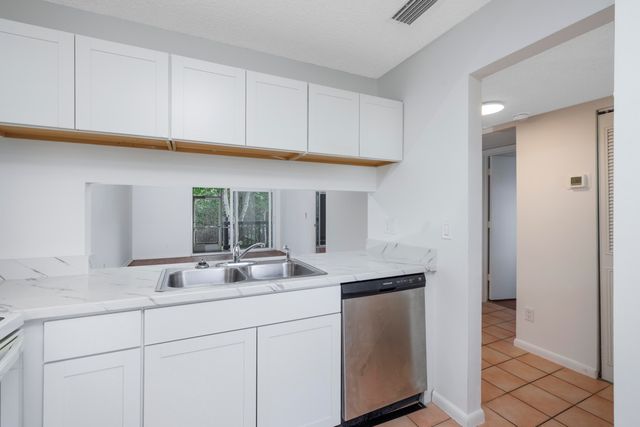 1421 NE 14th Court Q-19, Jensen Beach, FL 34957