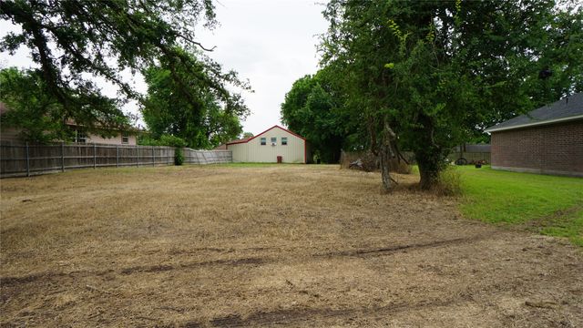 704 E 6th Street, Bonham, TX 75418