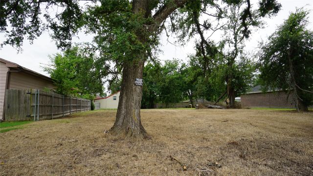 704 E 6th Street, Bonham, TX 75418