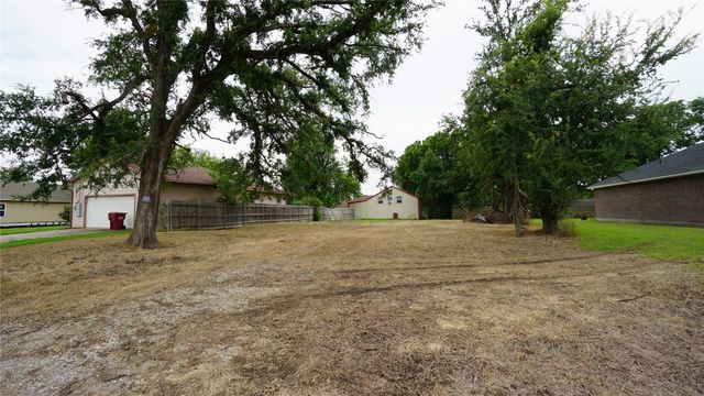 704 E 6th Street, Bonham, TX 75418