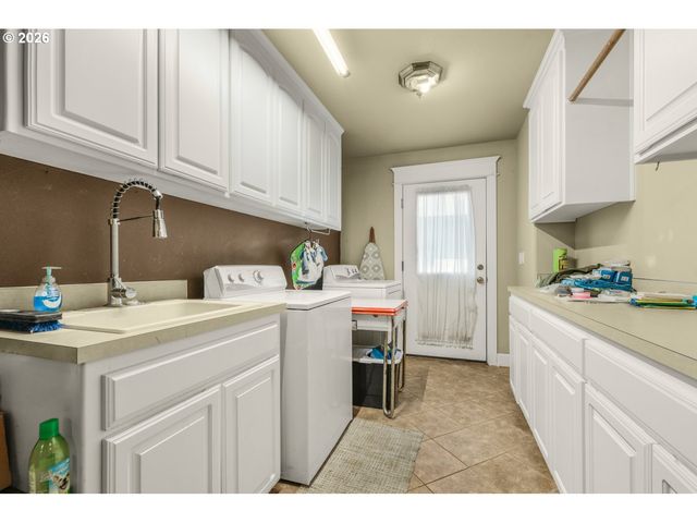 30683 S HIGHWAY 213, Molalla, OR 97038