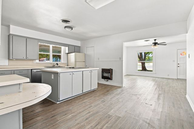 1031 Ritchey Street, Gainesville, TX 76240