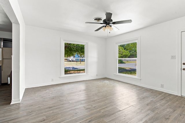 1031 Ritchey Street, Gainesville, TX 76240