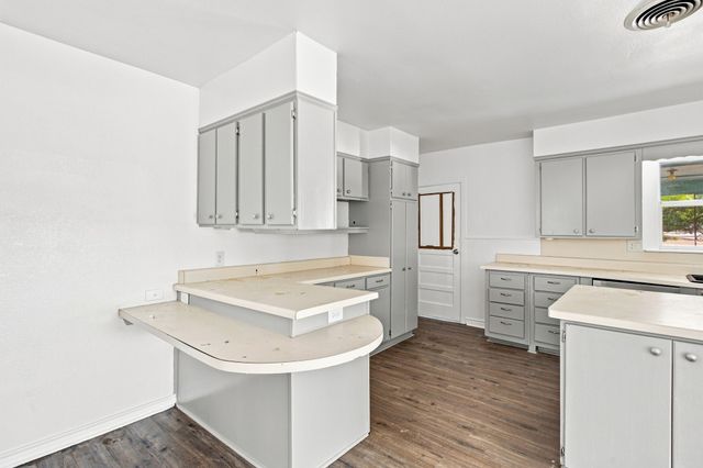 1031 Ritchey Street, Gainesville, TX 76240