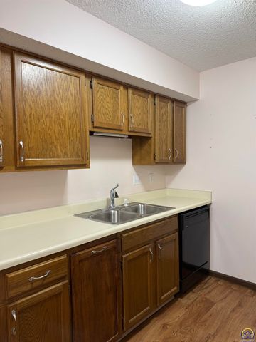 3019 SW Maupin LN, Topeka, KS 66614