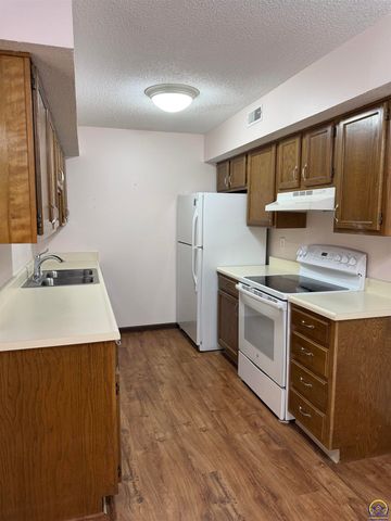 3019 SW Maupin LN, Topeka, KS 66614