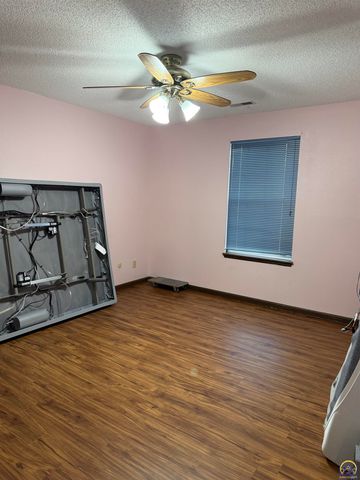 3019 SW Maupin LN, Topeka, KS 66614