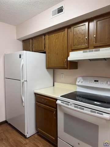 3019 SW Maupin LN, Topeka, KS 66614