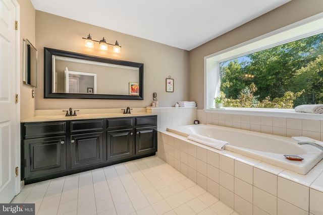 10 PHEASANT DR, Ringoes, NJ 08551