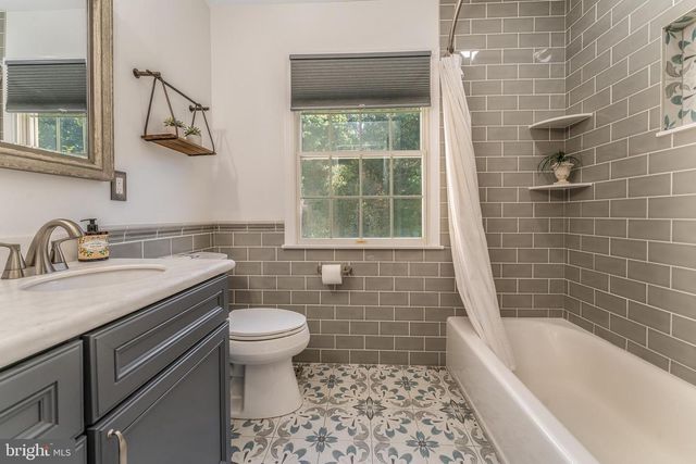 10 PHEASANT DR, Ringoes, NJ 08551