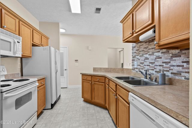 7315 St Andrews Woods Cir 103, Louisville, KY 40214