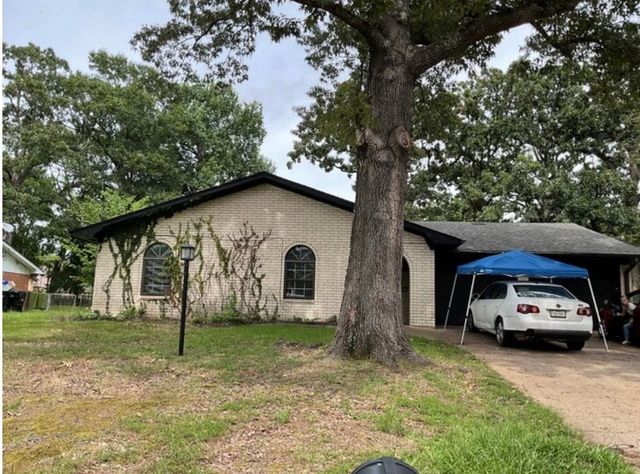 2704 Balsam St, Longview, TX 75604