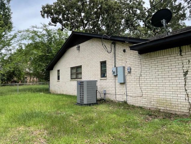 2704 Balsam St, Longview, TX 75604