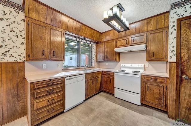 2704 Balsam St, Longview, TX 75604