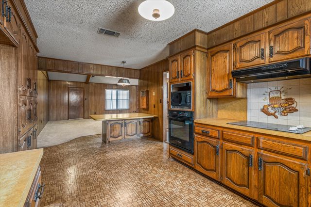 308 W 6th Street, Sundown, TX 79372