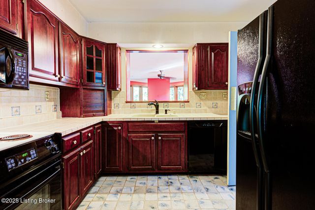 9020 Woodlily Trail, Louisville, KY 40229