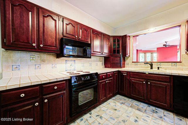 9020 Woodlily Trail, Louisville, KY 40229