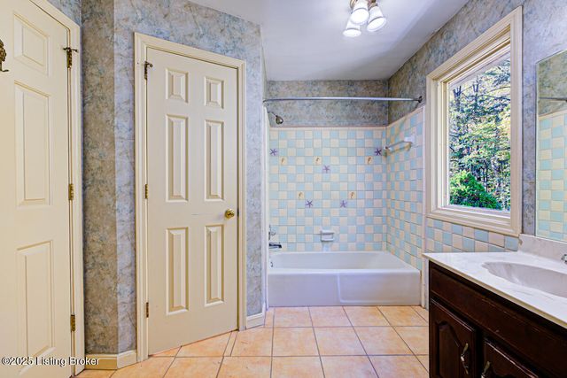 9020 Woodlily Trail, Louisville, KY 40229