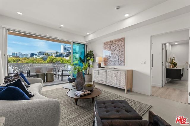 1257 N Sweetzer Avenue 302, West Hollywood, CA 90069