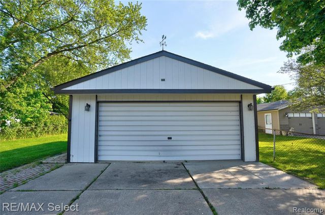 24050 Lakewood Street, Saint Clair Shores, MI 48082