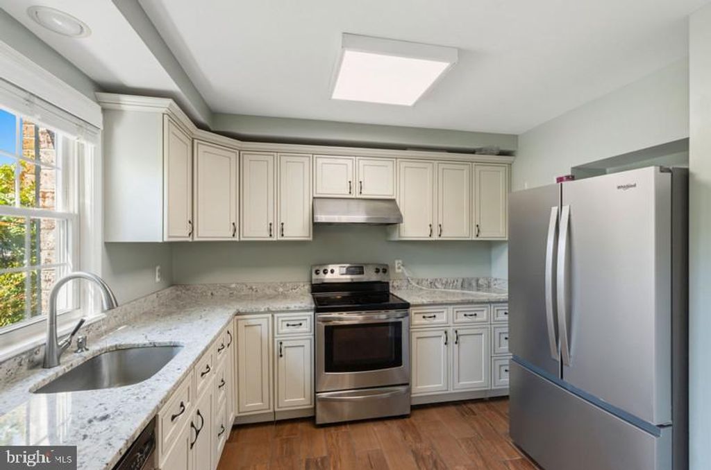 Image 5 of property listing at 12 REDDING CT, Nottingham, MD 21236